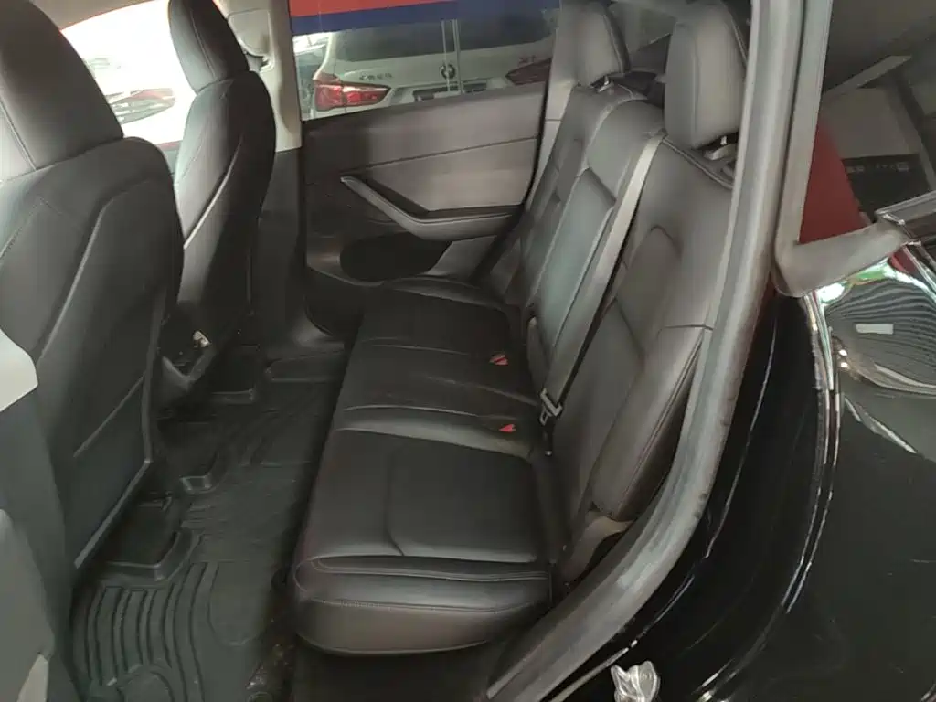 Tesla Model Y — миниатюра 17
