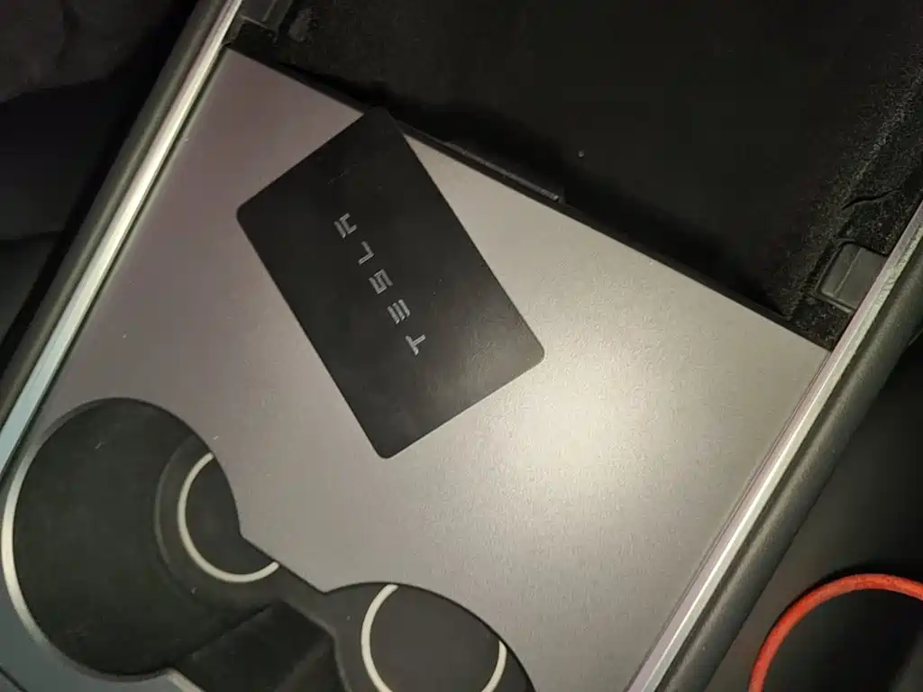 Tesla Model Y — миниатюра 9