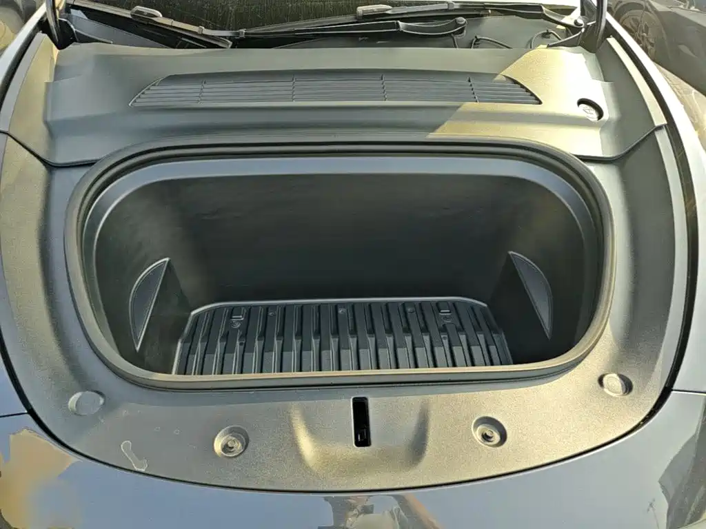 Tesla Model Y — миниатюра 20