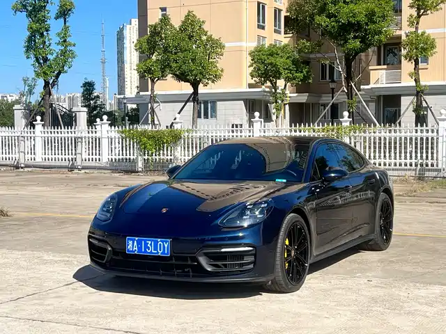 PORSCHE PANAMERA