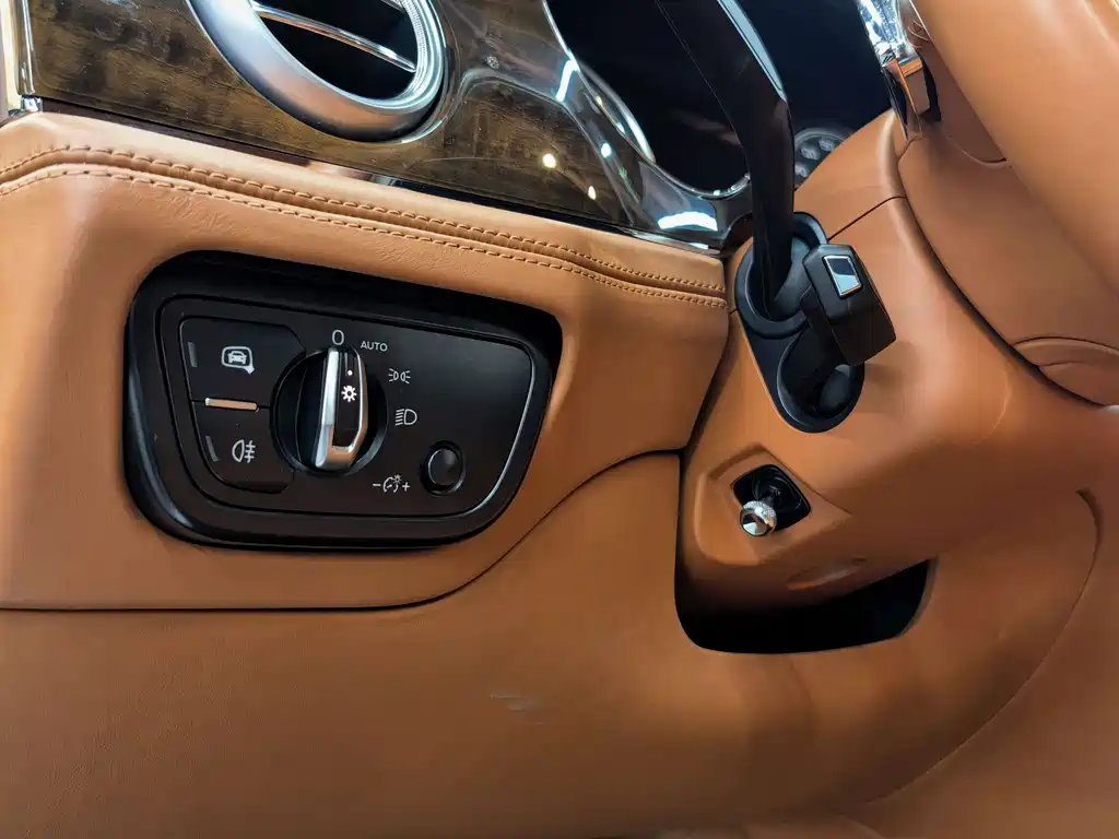 Bentley Bentayga — миниатюра 7