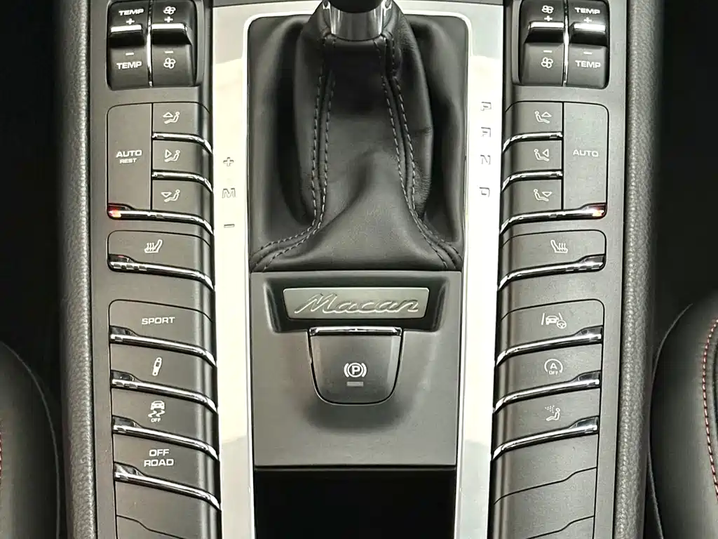 PORSCHE MACAN