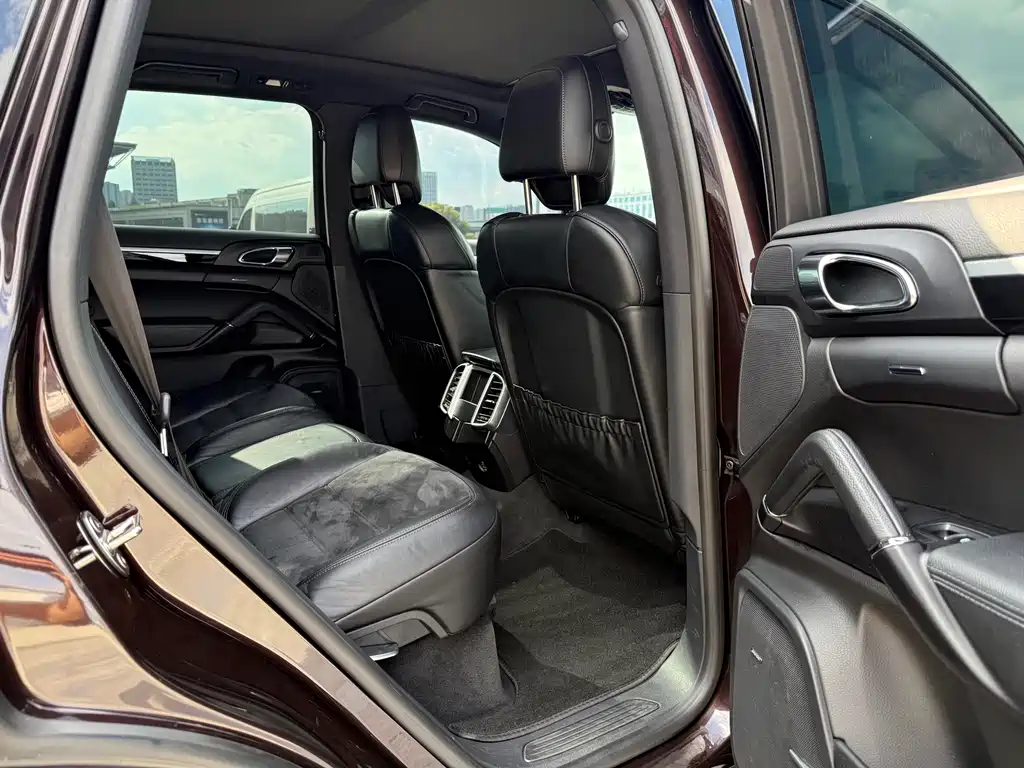 Porsche Cayenne — миниатюра 9