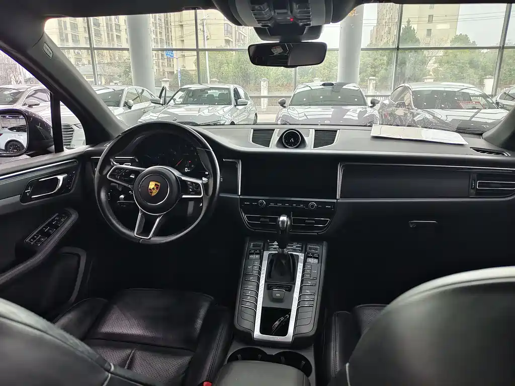 PORSCHE MACAN