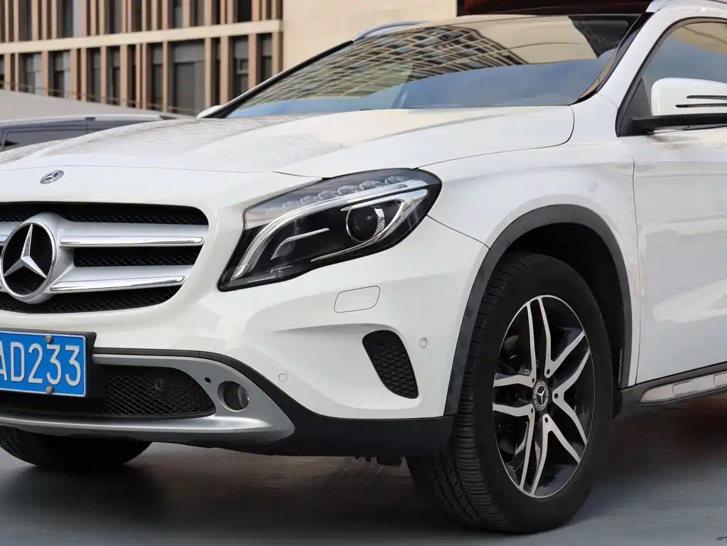MERCEDES-BENZ GLA