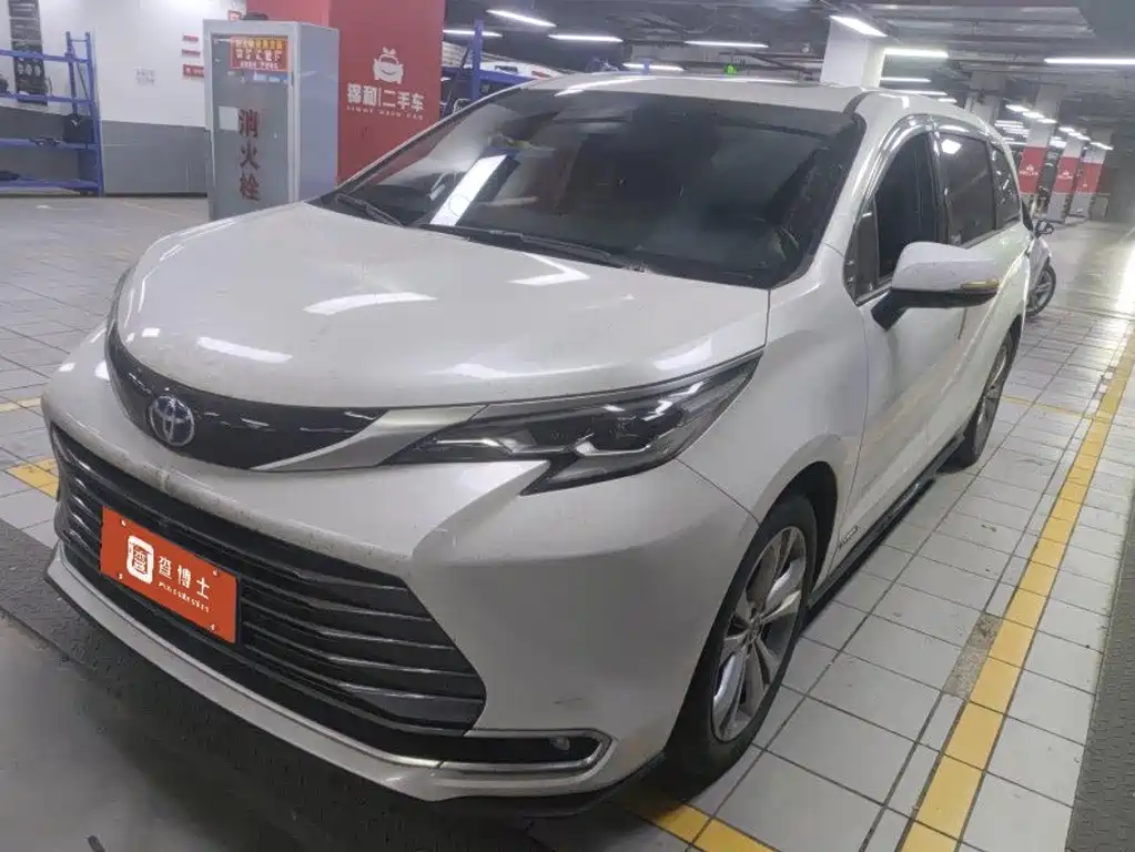Toyota Sienna — фото 1