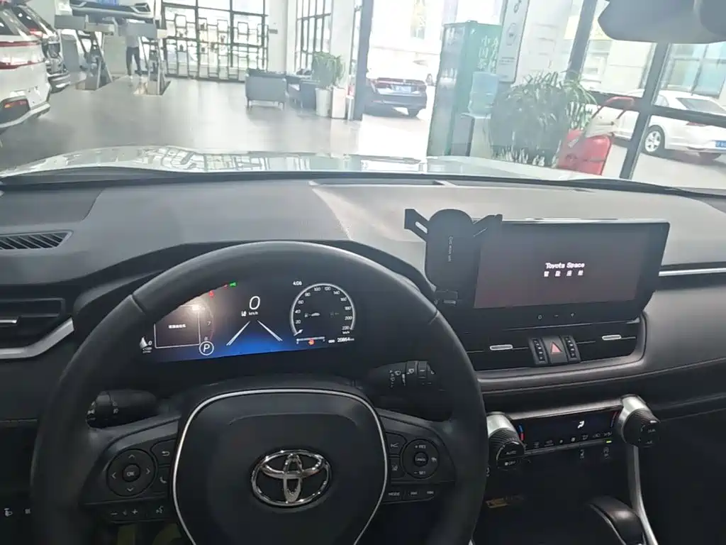 Toyota RAV4 — миниатюра 10