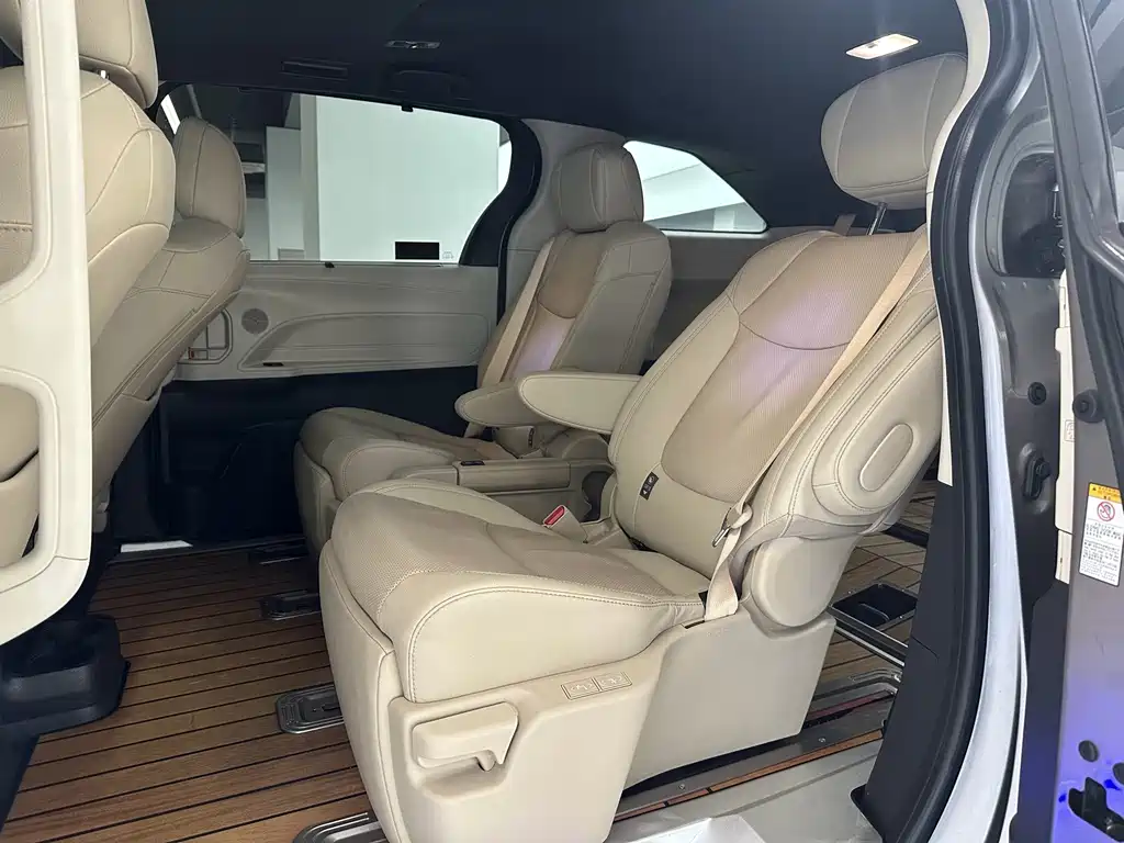 Toyota Sienna — миниатюра 7