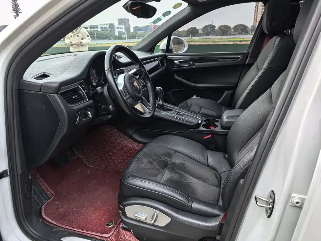 PORSCHE MACAN