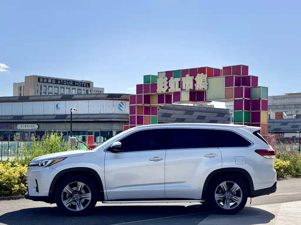 Toyota Highlander 2021 2.0T Luxury 7 мест