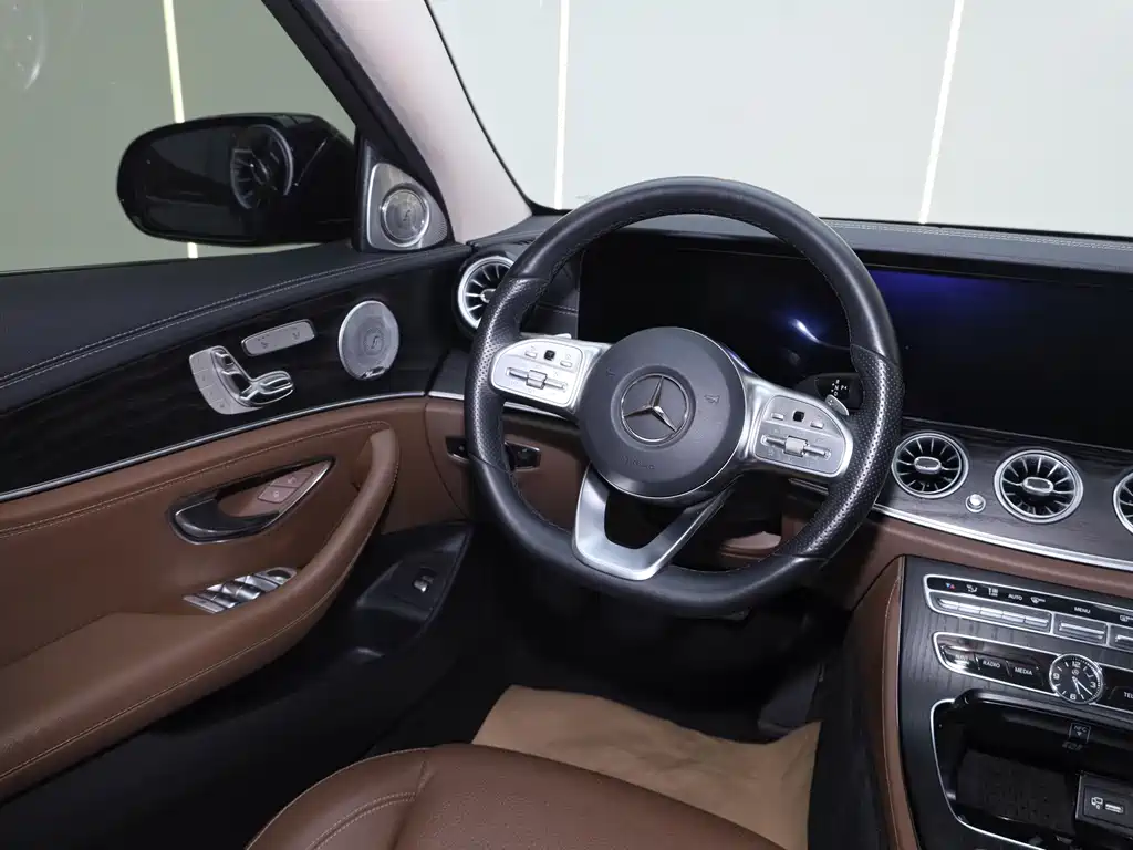 Mercedes-Benz E-Class — миниатюра 16