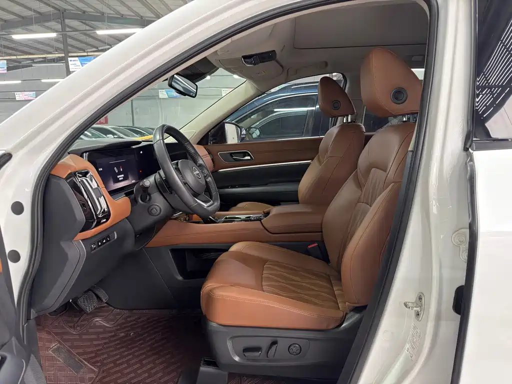 NISSAN EXPLORING THE LAND