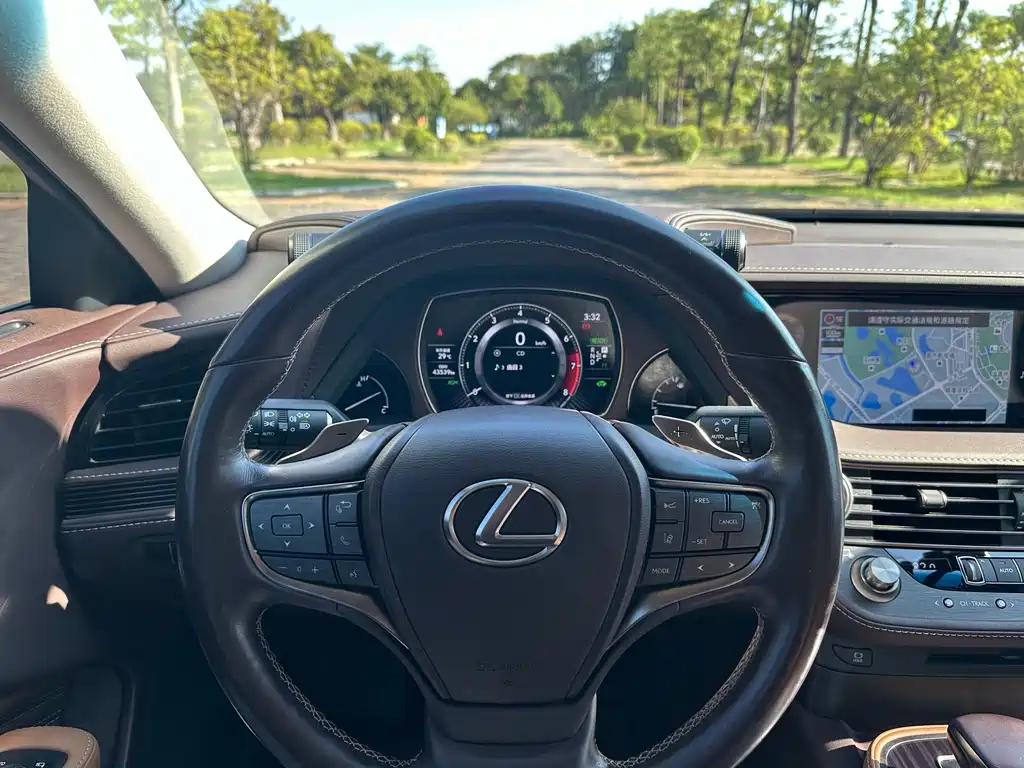 Lexus LS — миниатюра 9