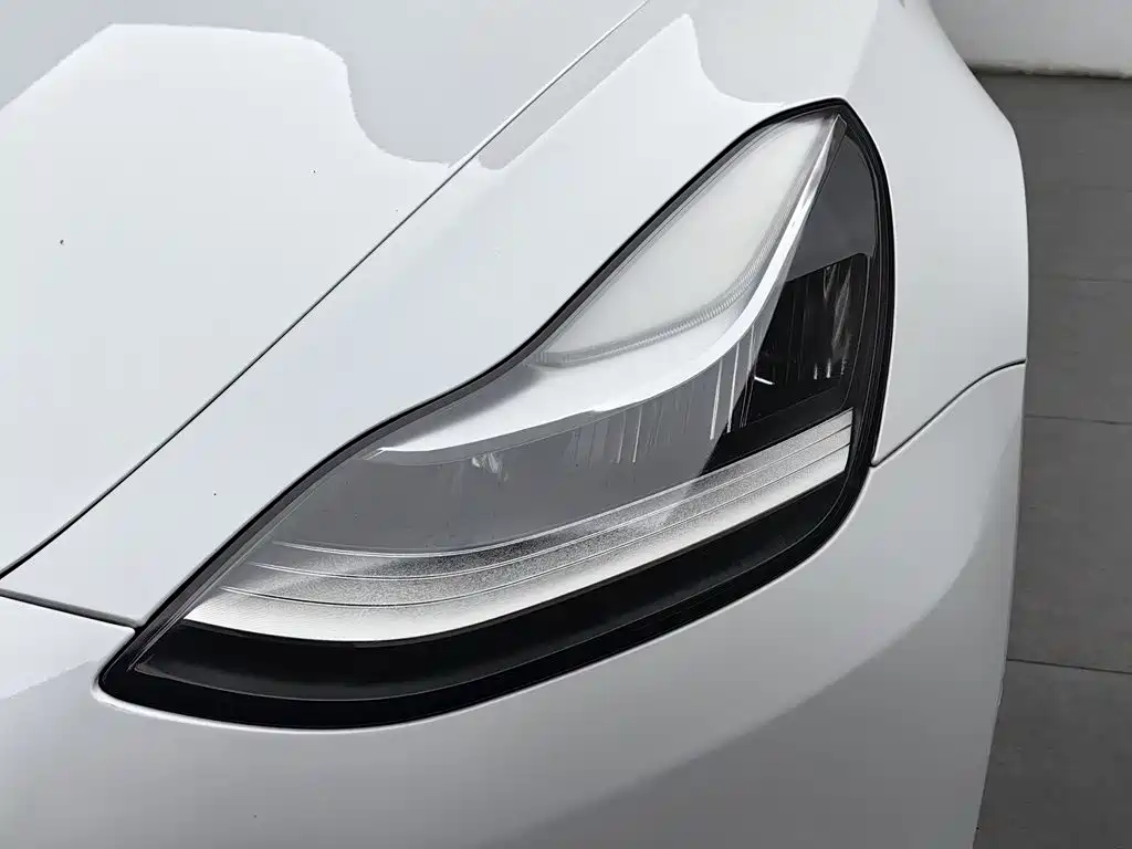 Tesla Model 3 — миниатюра 7