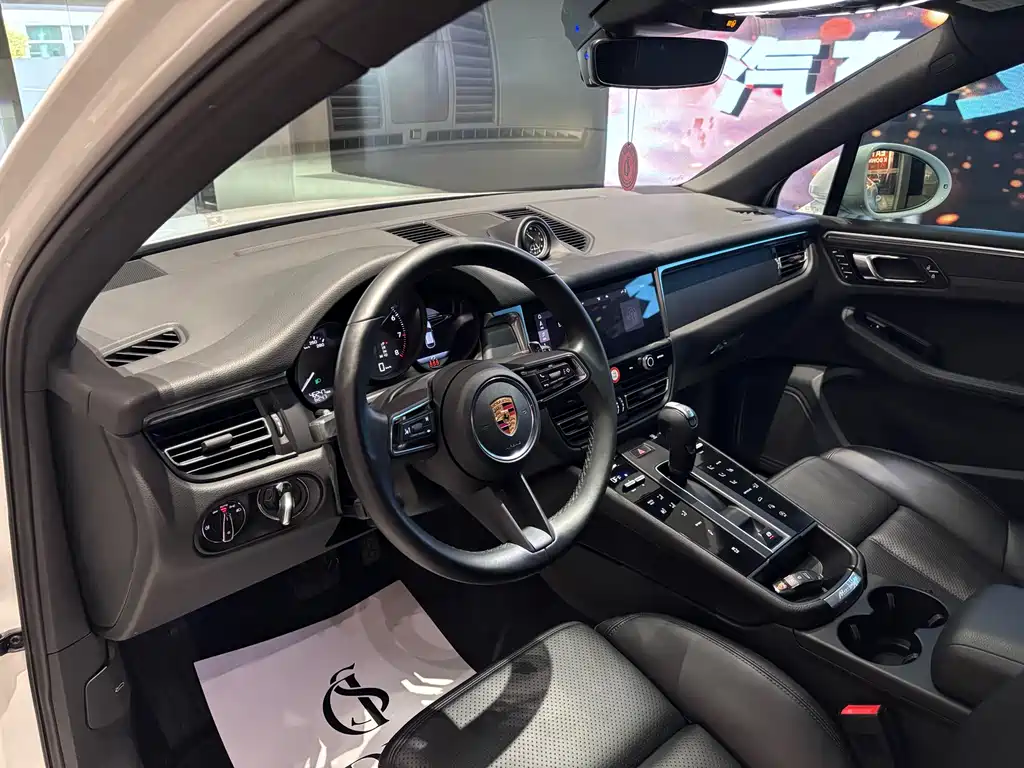 PORSCHE MACAN