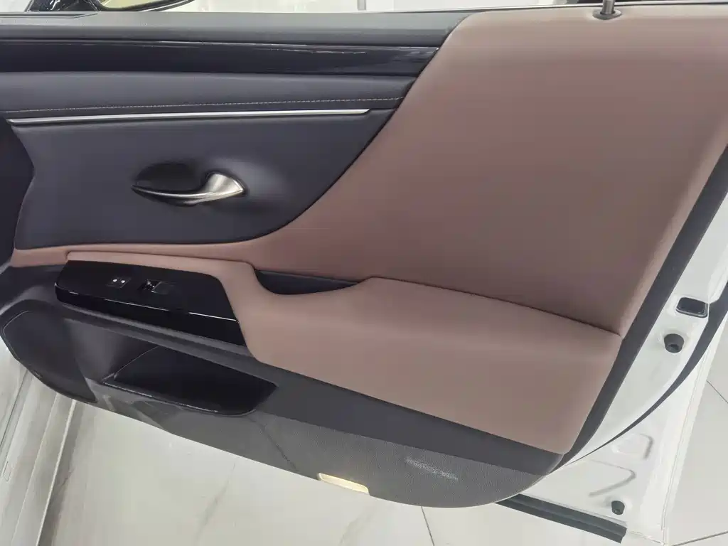Lexus ES — миниатюра 13
