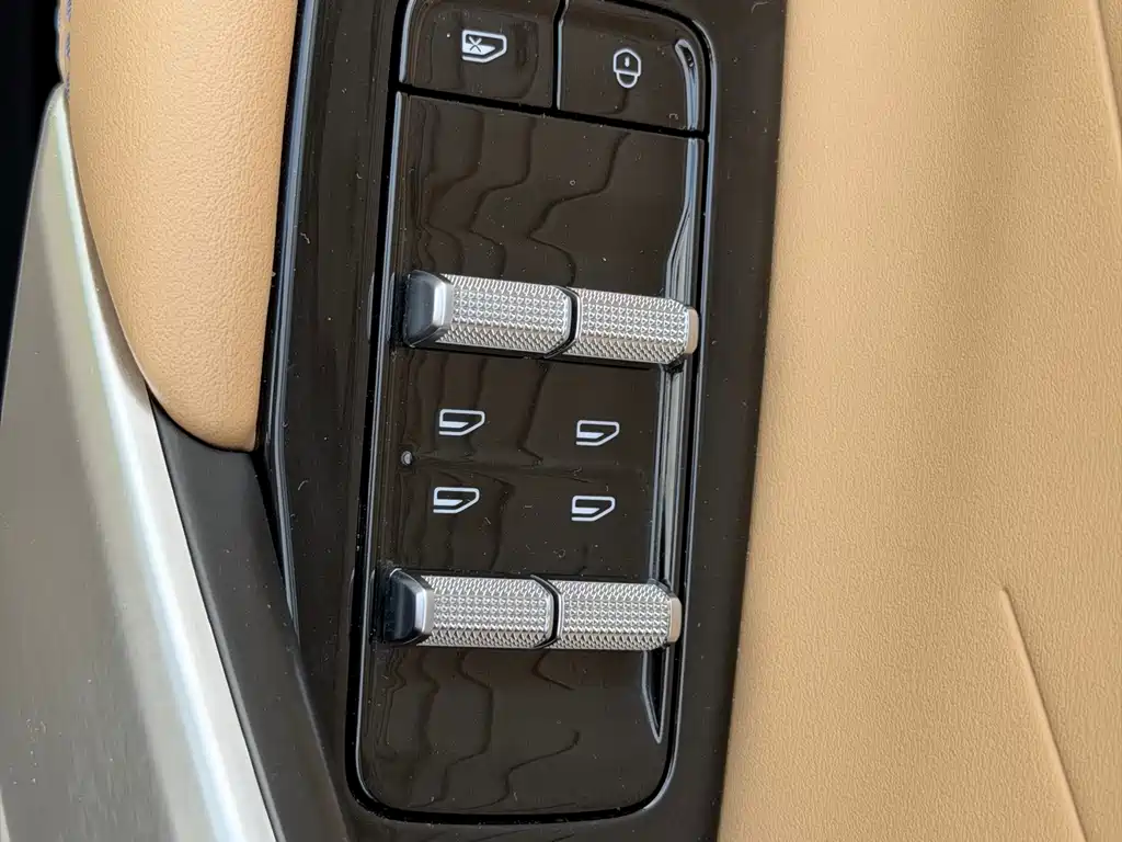 Geely Boyue L — миниатюра 13