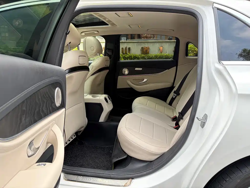 Mercedes-Benz E-Class — миниатюра 8