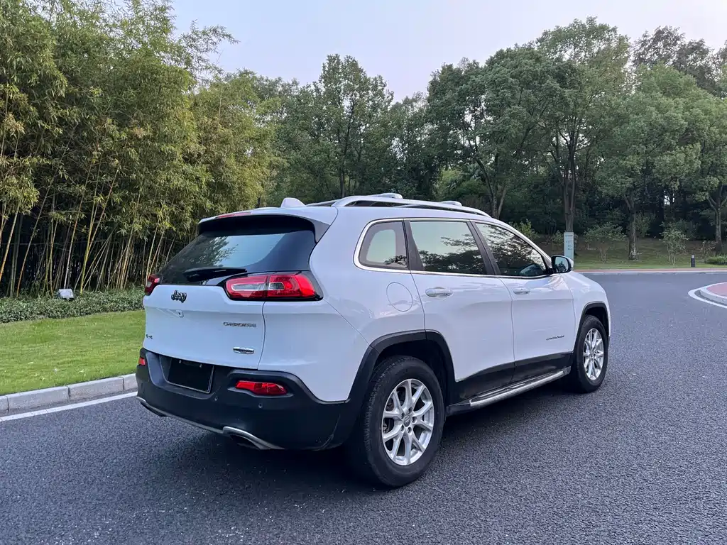 Jeep Cherokee — миниатюра 7