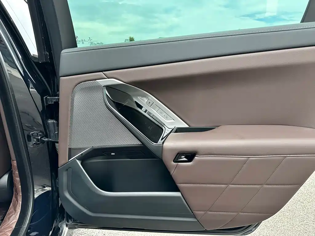 BMW 7 Series — миниатюра 9