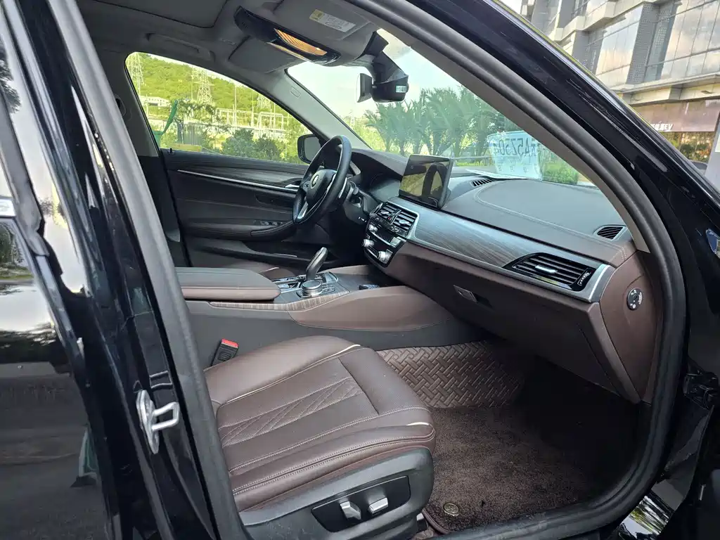 BMW 5 Series — миниатюра 12