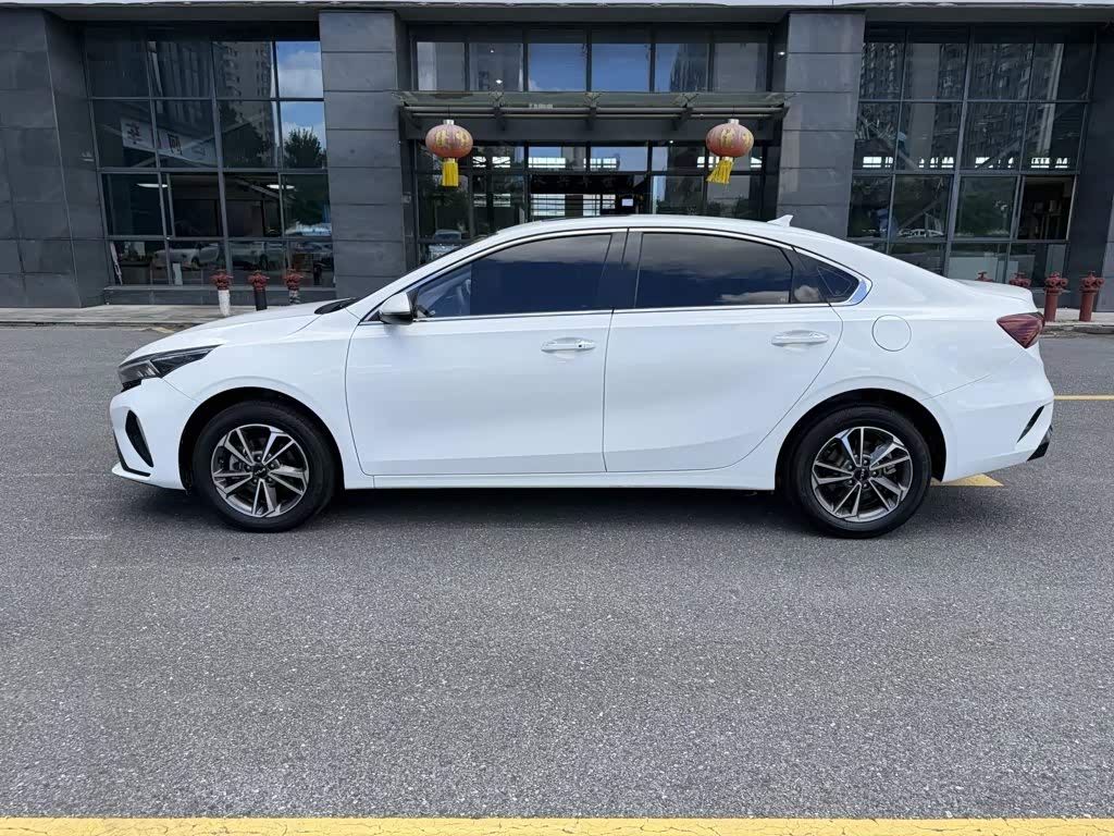 Kia K3 1.5 л 2022 г. Белый, пробег 30900 км