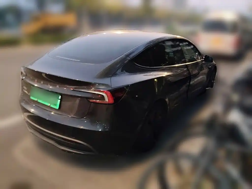 Tesla Model 3 — миниатюра 6