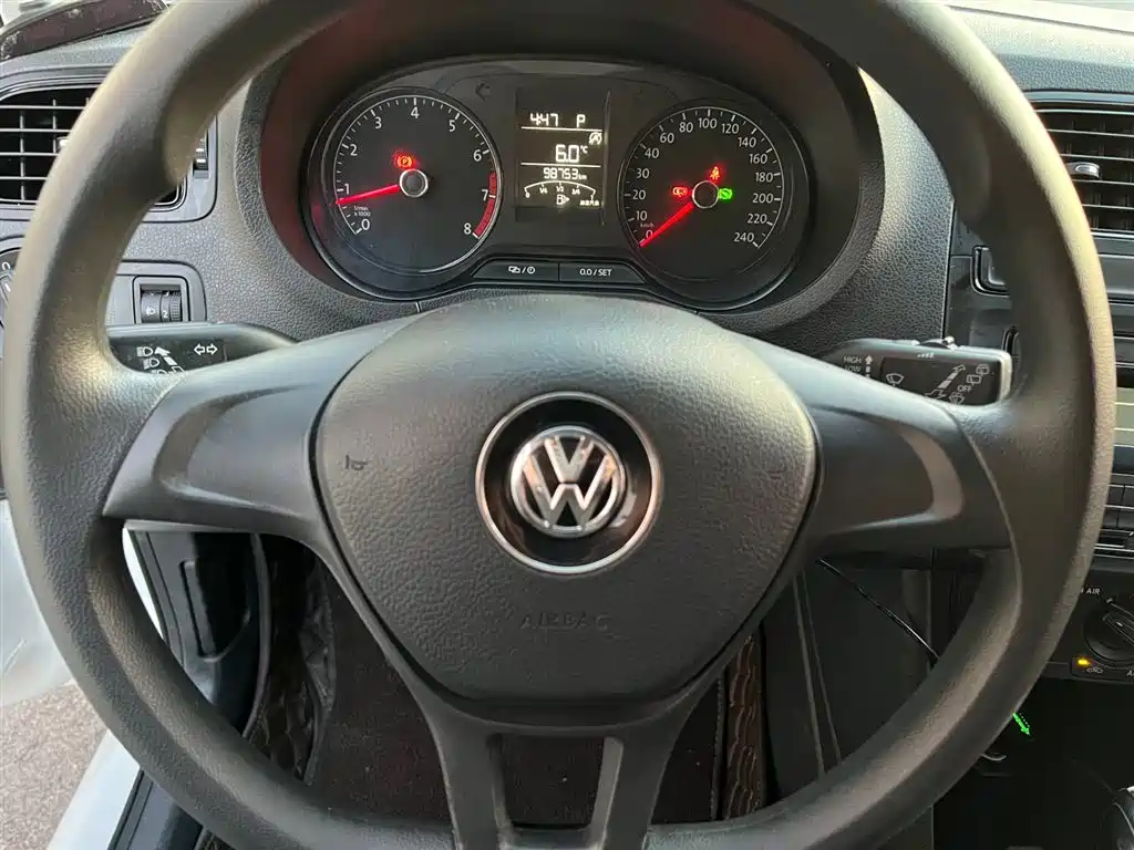 VOLKSWAGEN POLO