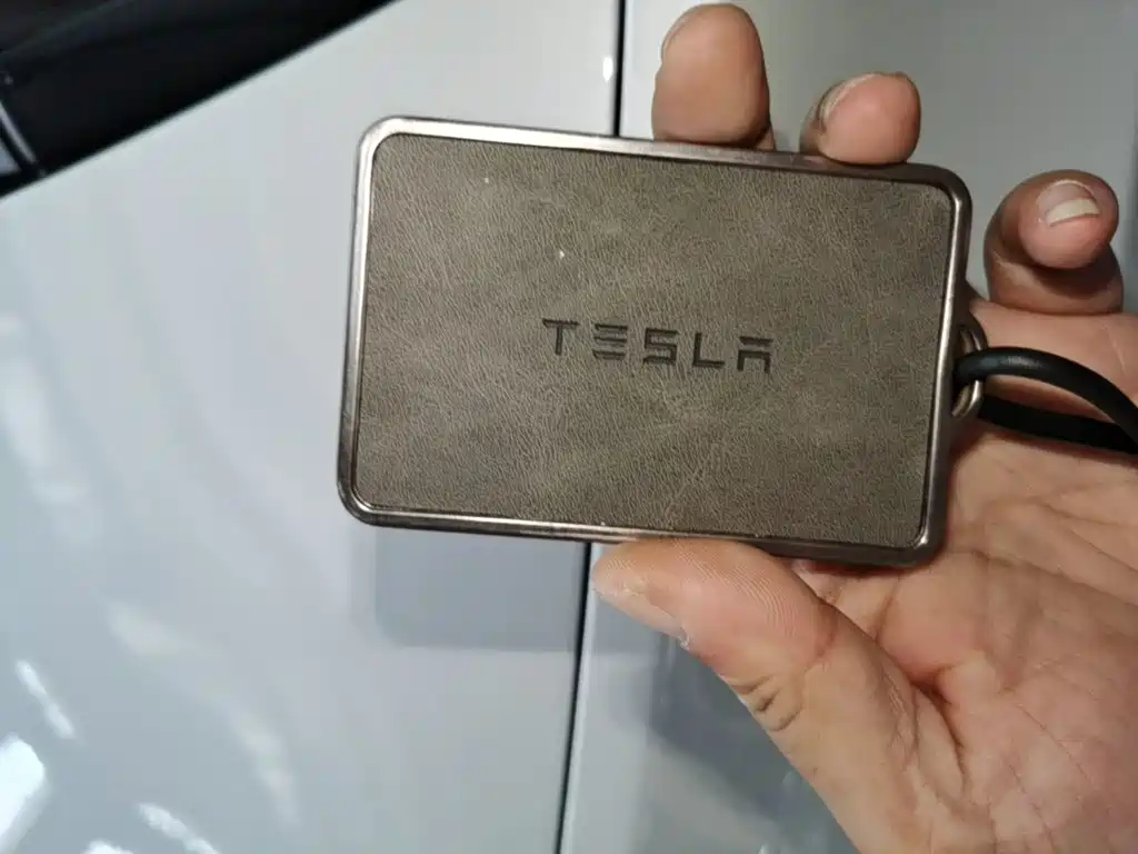 Tesla Model Y — миниатюра 9