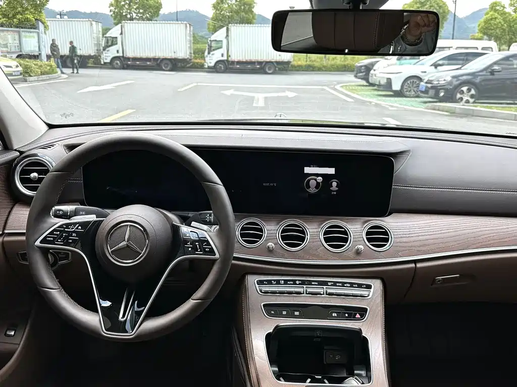 Mercedes-Benz E-Class — миниатюра 8