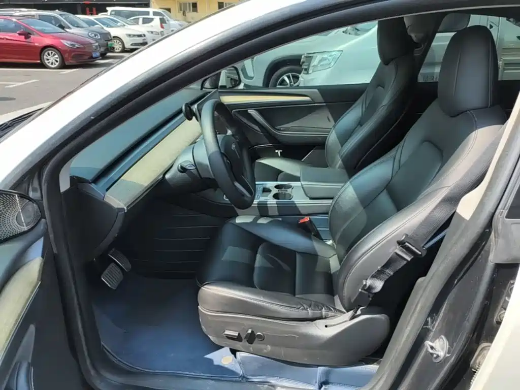 Tesla Model Y — миниатюра 15
