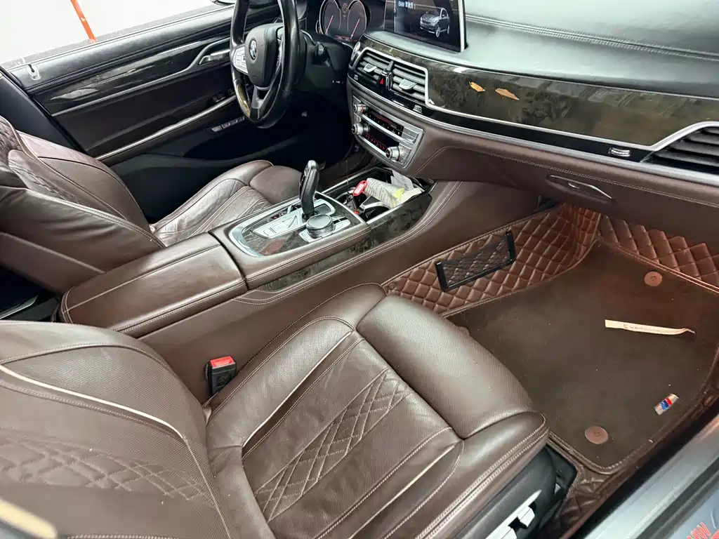 BMW 7 Series — миниатюра 12