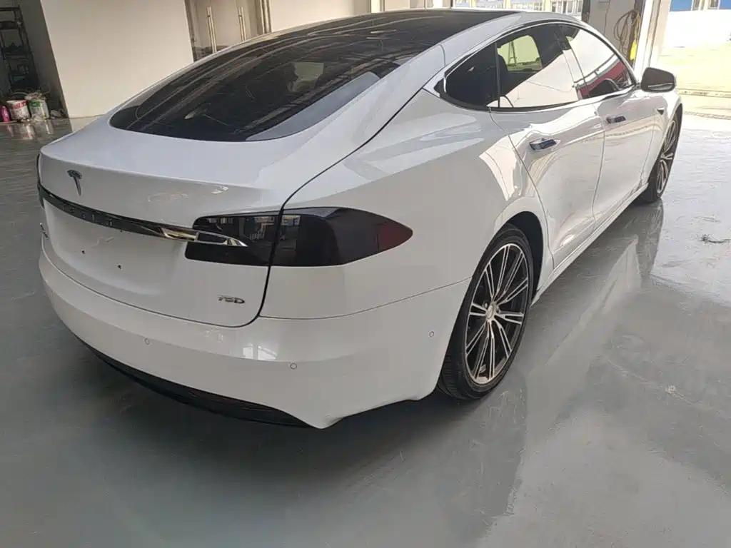Tesla Model S — миниатюра 7