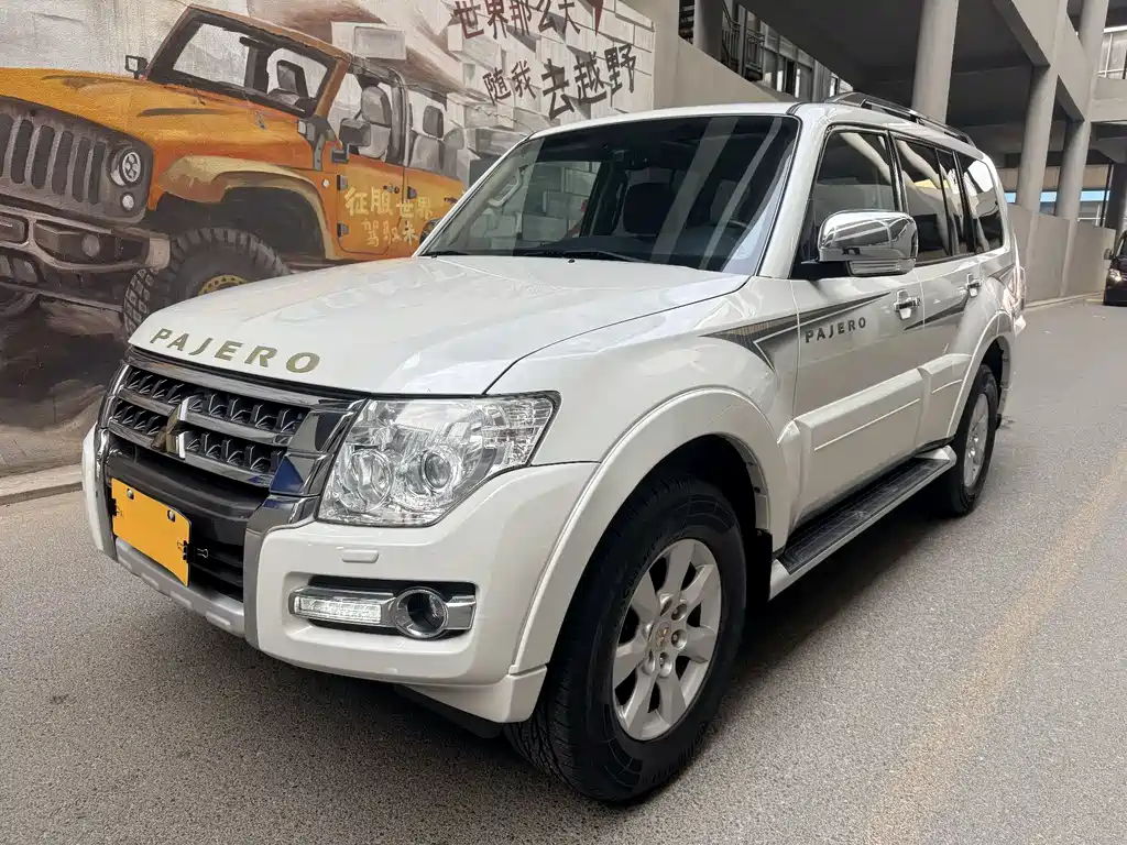 Mitsubishi Pajero (Import) 2015