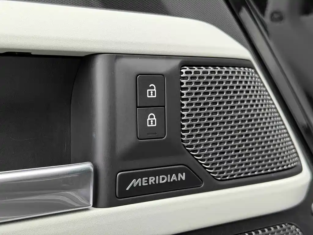 Land Rover Defender — миниатюра 6