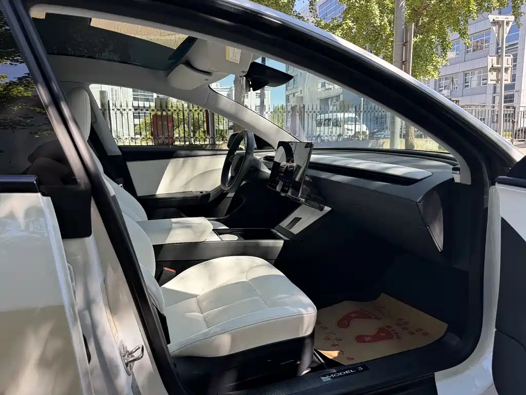 Tesla Model 3 — миниатюра 7