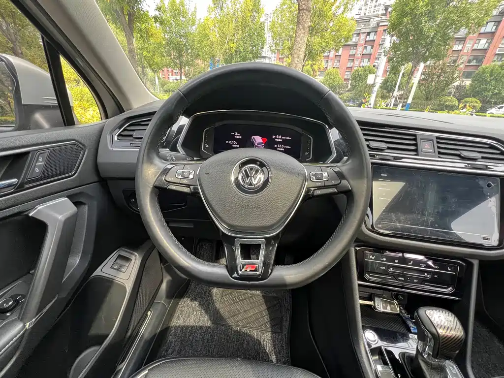 Volkswagen Tiguan L PHEV — миниатюра 12