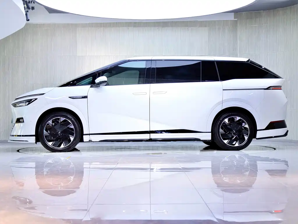 XPeng X9 — миниатюра 3