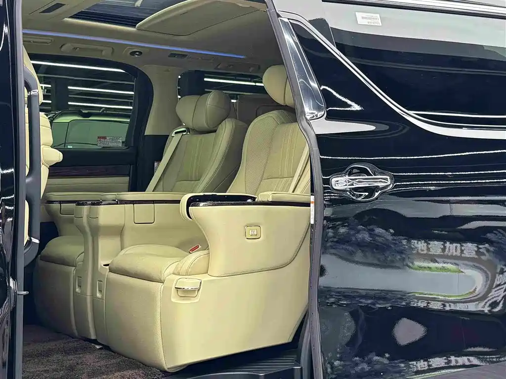 Toyota Alphard — миниатюра 9