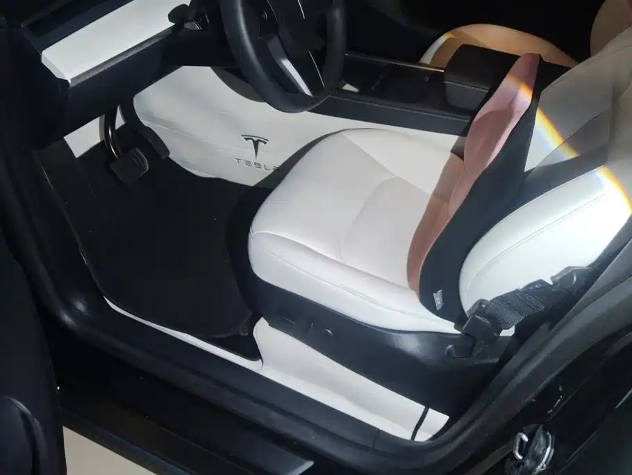 Tesla Model Y — миниатюра 9