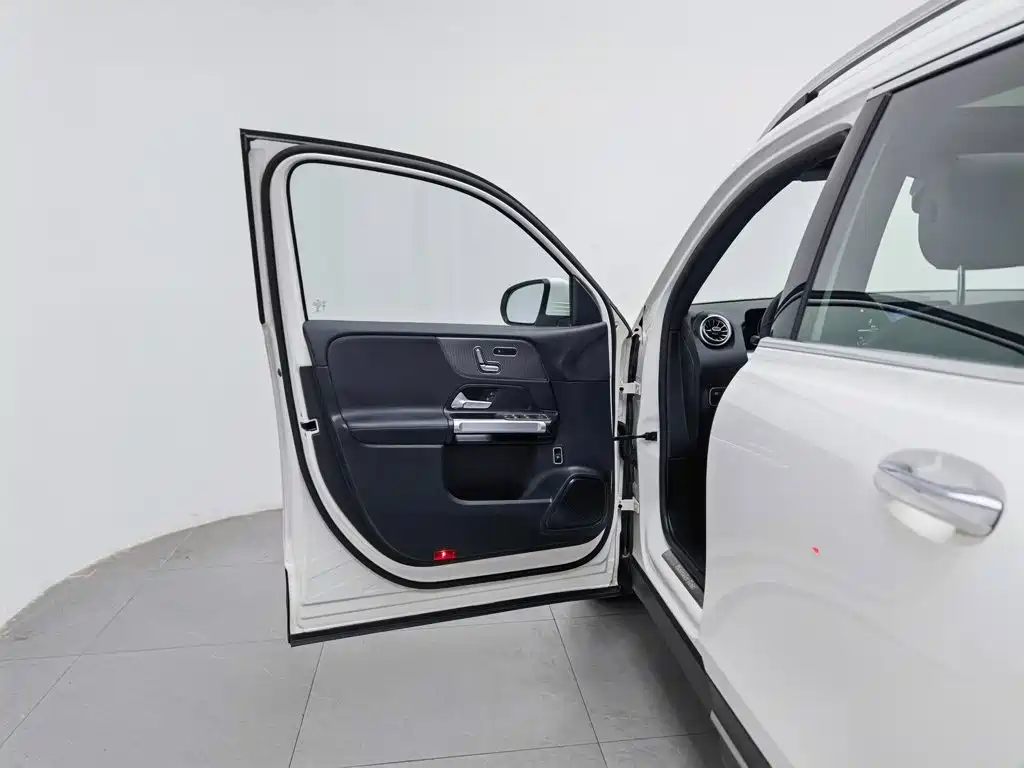 Mercedes-Benz GLB — миниатюра 8