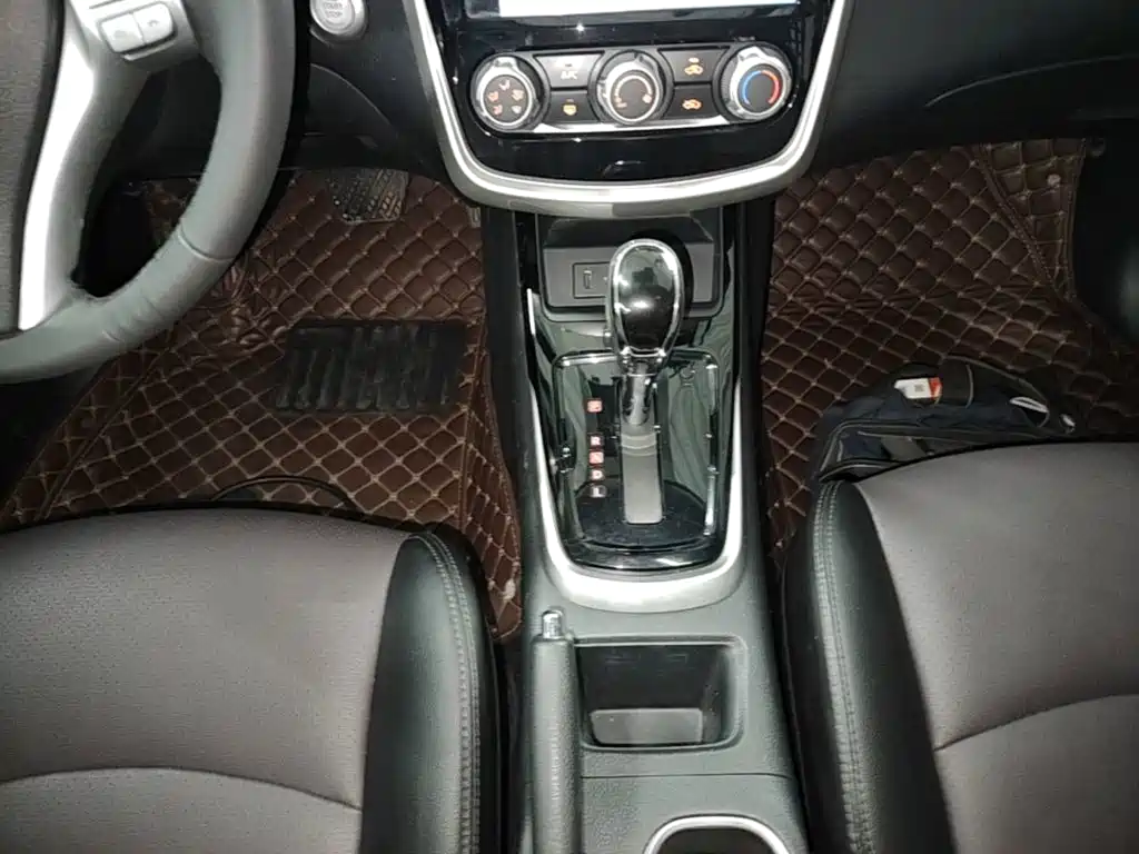 Nissan Tiida — миниатюра 14