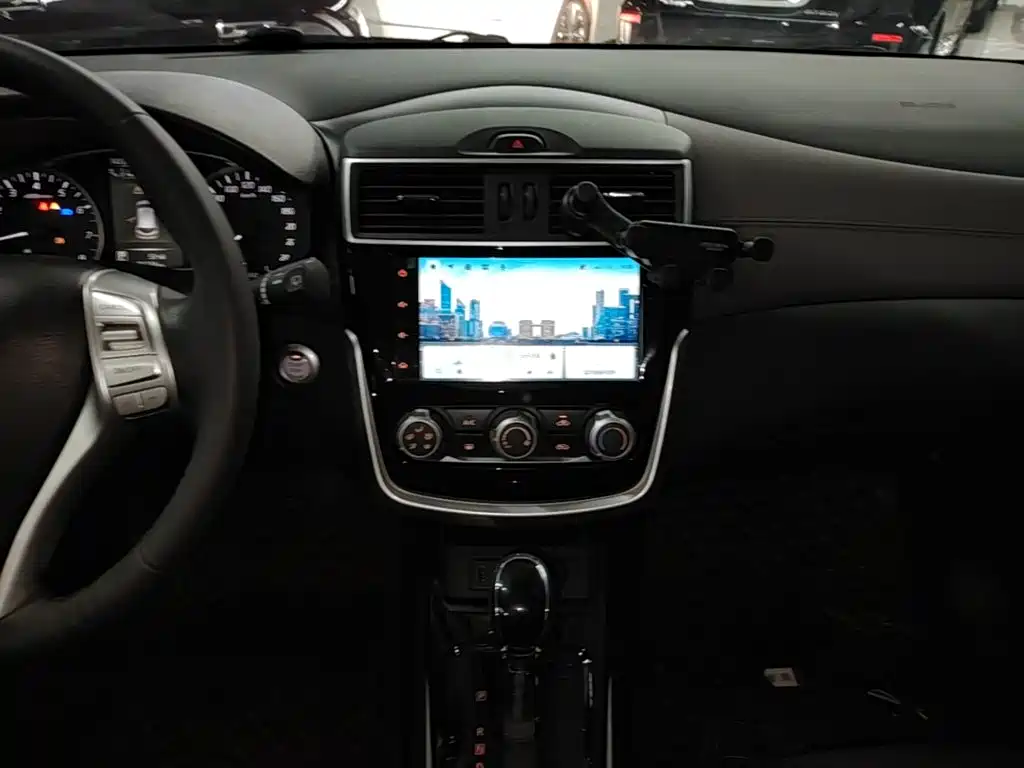 Nissan Tiida — миниатюра 13