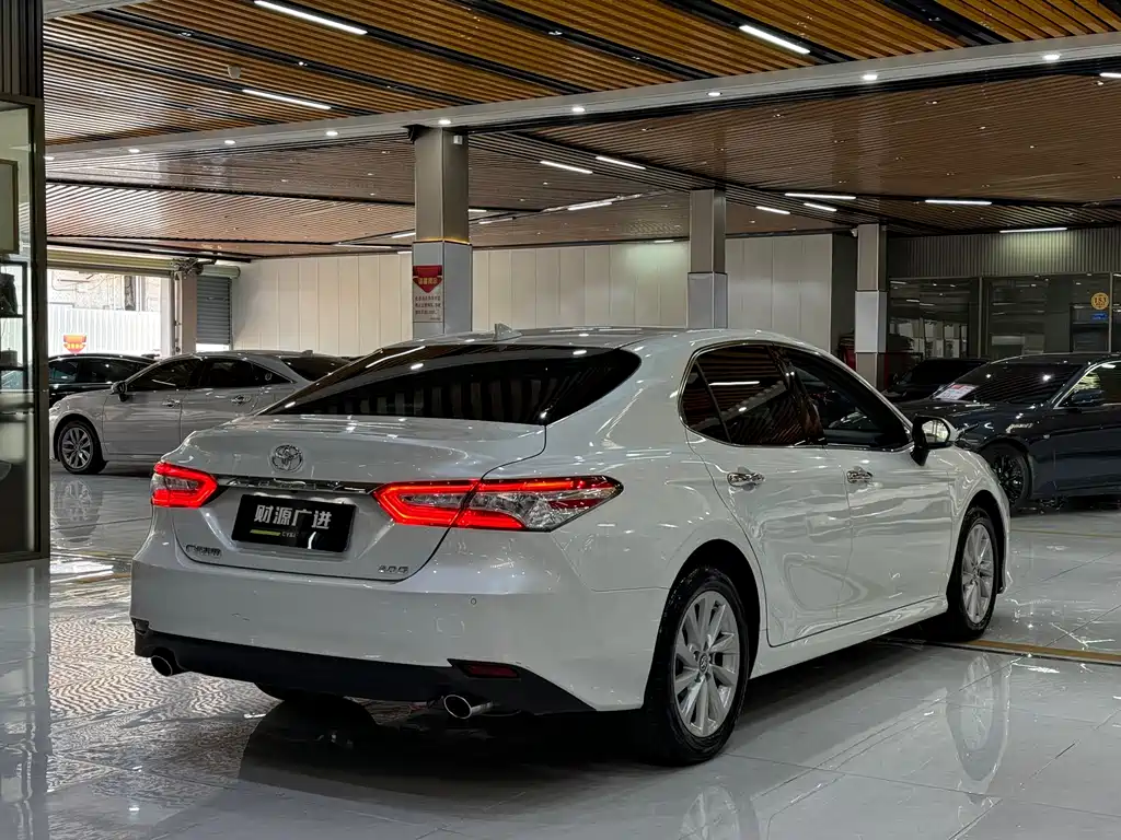 Toyota Camry — миниатюра 13