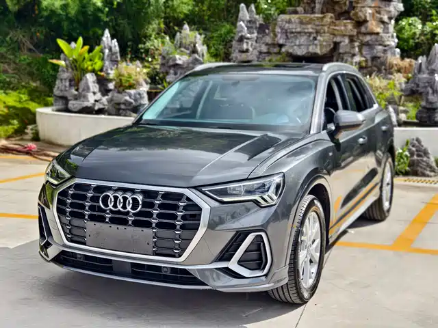 AUDI  Q3