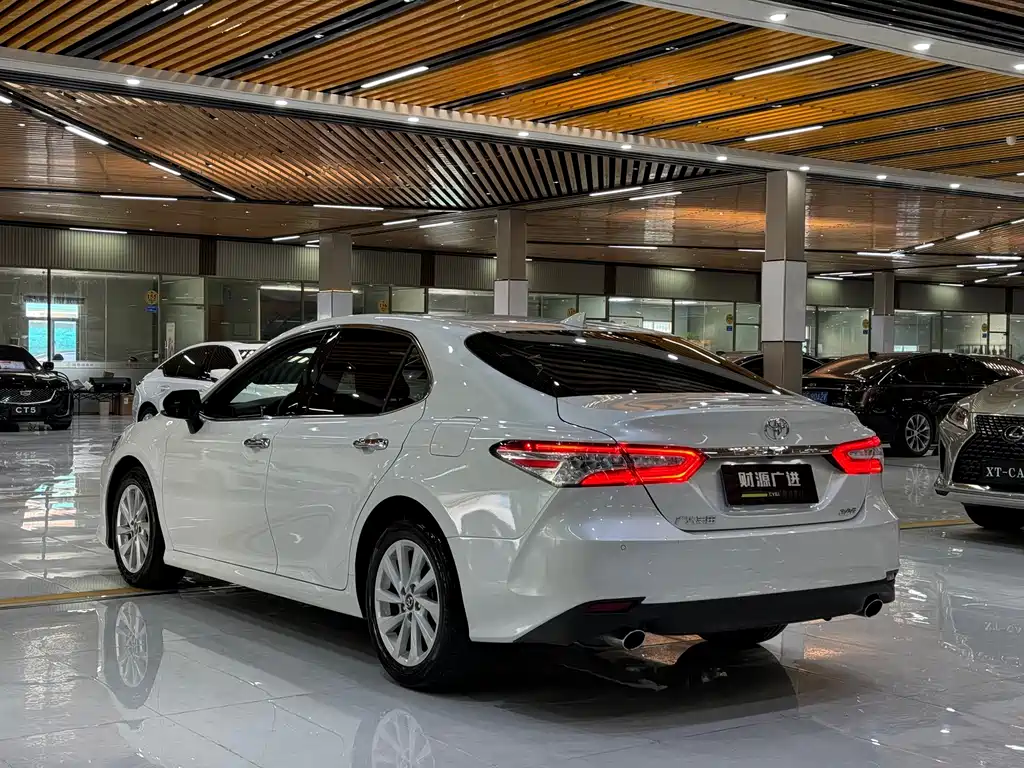 Toyota Camry — миниатюра 11