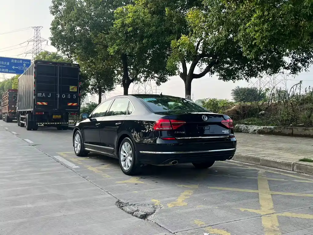 VOLKSWAGEN PASSAT