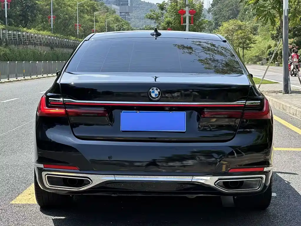 BMW 7 Series — миниатюра 9