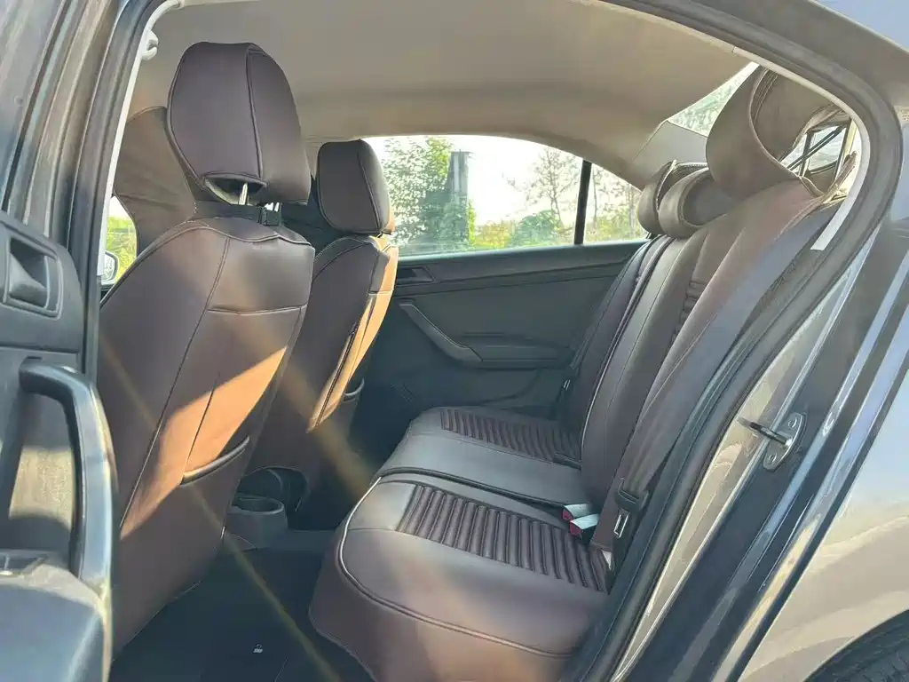Volkswagen Santana — миниатюра 6