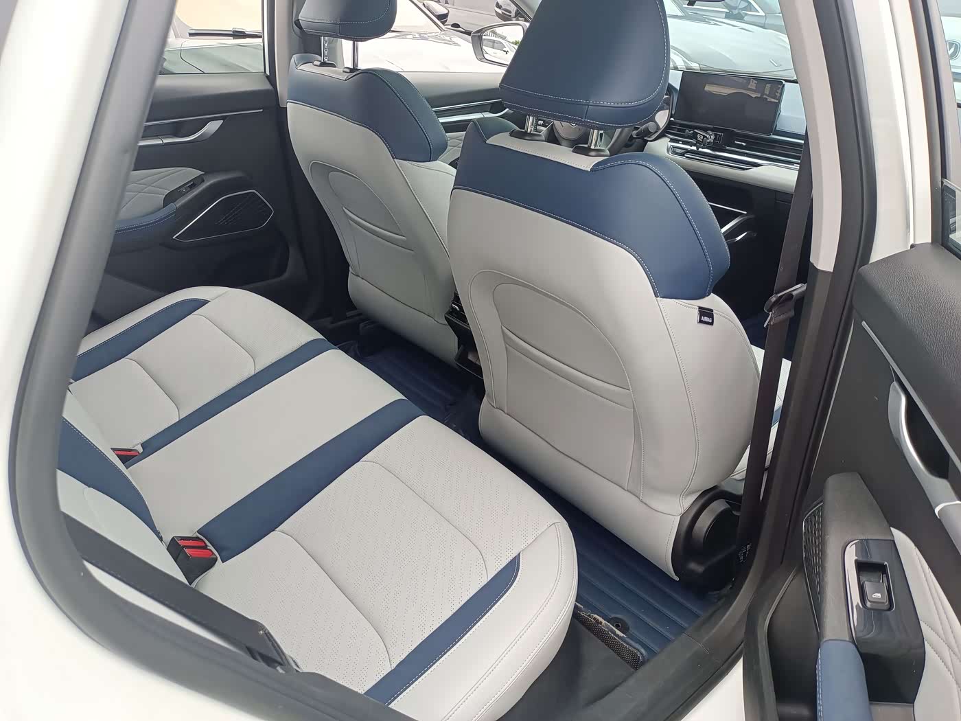 Geely Emgrand 1.5 л 2022 г. Белый, пробег 46000 км